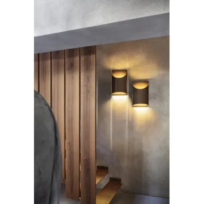 Lampada da parete in metallo finitura bronzo spazzolato Aprile Applique di Pentalight