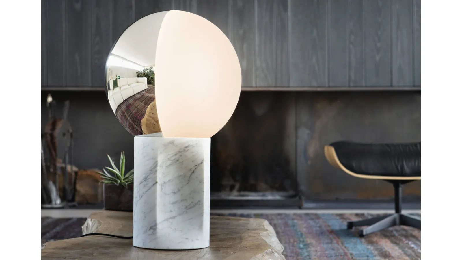 Lampada da tavolo in vetro con base in marmo bianco di Carrara e sfera girevole in vetro bicolore bianco e argento Je Suis di Pentalight